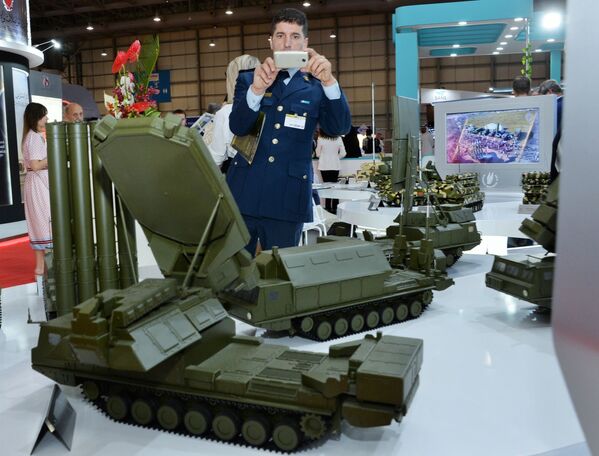 زائر يتفقد نماذج التقنيات العسكرية الجديدة في الجناح الروسي روس أوبورون إكسبوت في معرض دبي  للطيران لعام 2019، 17 نوفمبر 2019 - سبوتنيك عربي