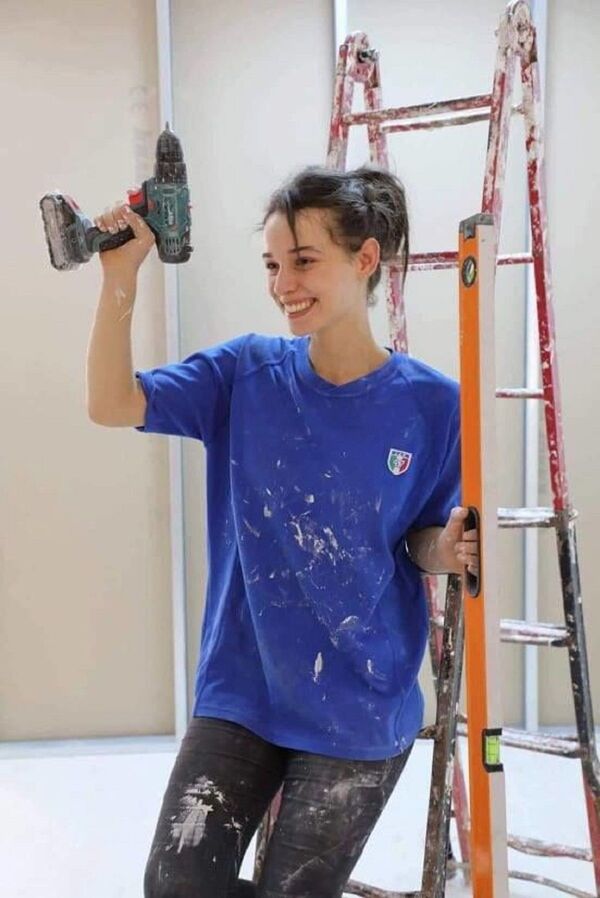 بالصور... تلميذة تونسية تخطف الأنظار بإتقانها مهنة شاقة كانت حكرا على الرجال - سبوتنيك عربي