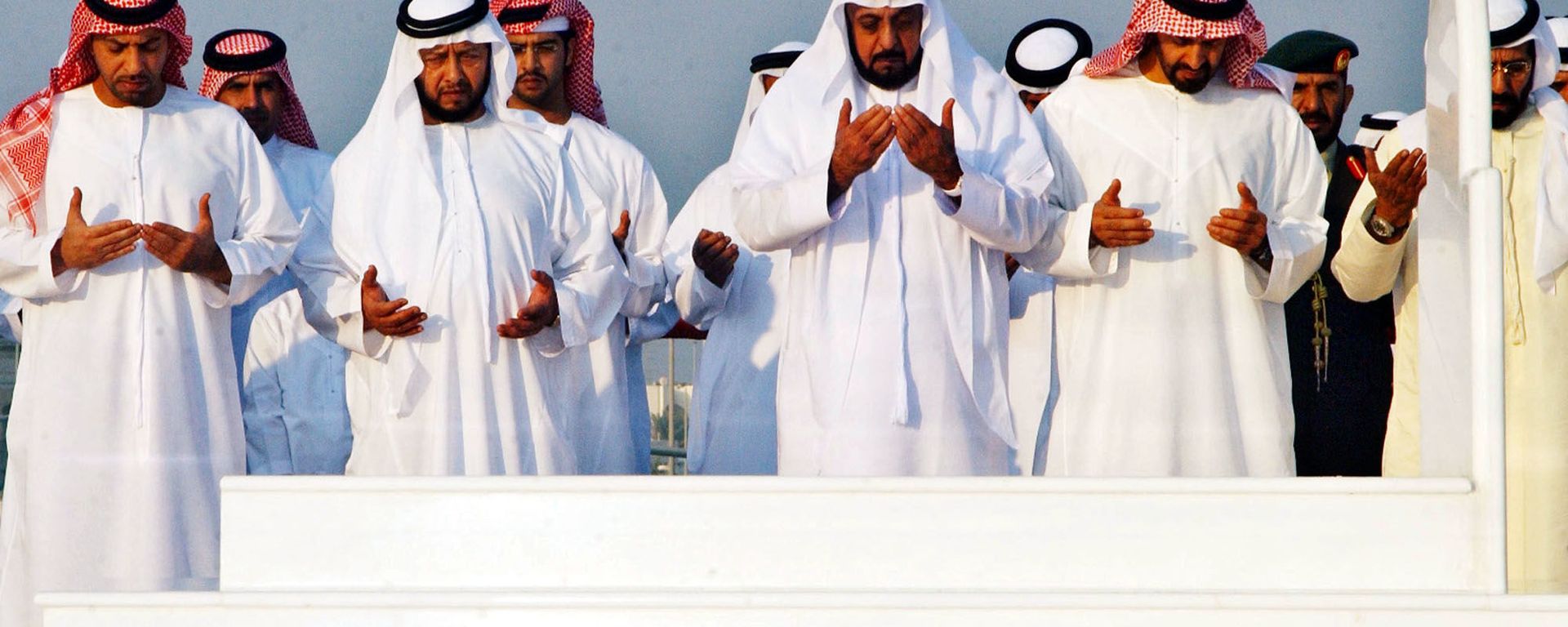الشيخ خليفة بن زايد آل نهيان رئيس دولة الإمارات العربية المتحدة وإخوانه محمد بن زايد وسلطان بن زايد يؤدون الصلاة على قبر الشيخ زايد بن سلطان آل نهيان مؤسس دولة الإمارات العربية المتحدة - سبوتنيك عربي, 1920, 13.05.2022