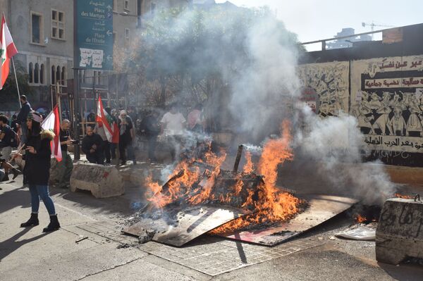 بالفيديو... محتجون يحاولون اقتحام السراي الحكومي في لبنان - سبوتنيك عربي