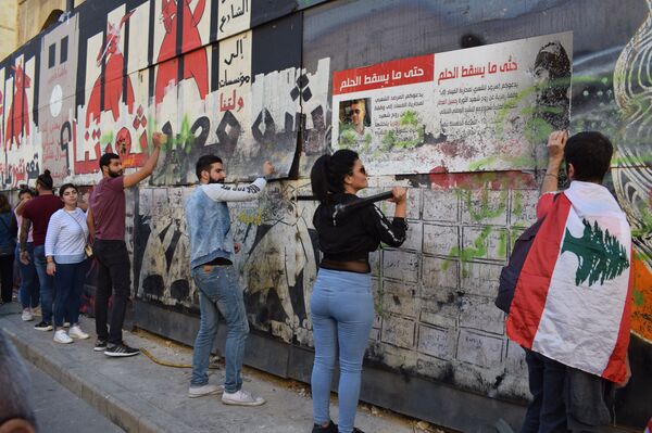 بالفيديو... محتجون يحاولون اقتحام السراي الحكومي في لبنان - سبوتنيك عربي