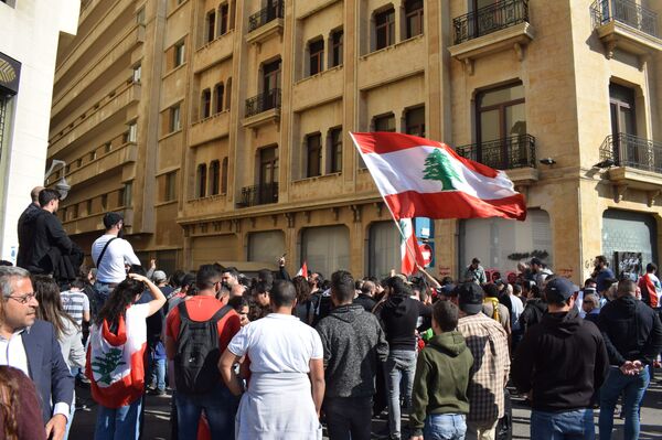 بالفيديو... محتجون يحاولون اقتحام السراي الحكومي في لبنان - سبوتنيك عربي