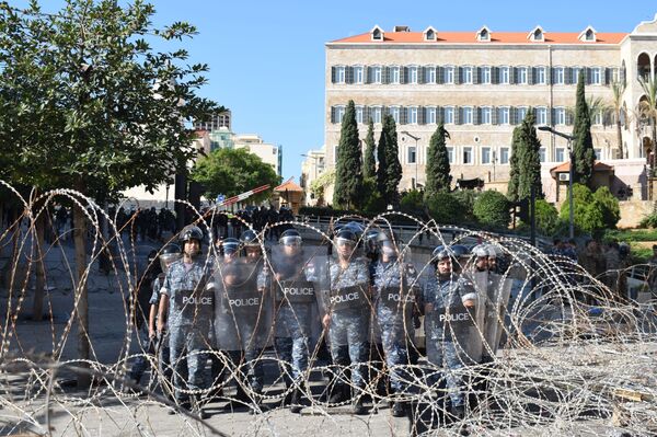 بالفيديو... محتجون يحاولون اقتحام السراي الحكومي في لبنان - سبوتنيك عربي