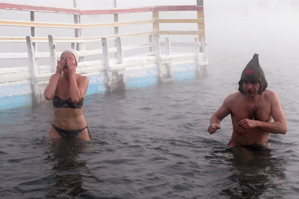 التدريب والتحضير للمسابقة الشتوية للسباحة في مياه النهر لأعضاء مركز ميغابولوس للسباحة الباردة في نهر ينيسي في درجة حرارة الهواء أقل من 20 درجة تحت الصفر في كراسنويارسك الروسية - سبوتنيك عربي