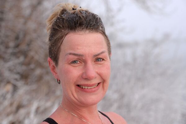 التدريب والتحضير للمسابقة الشتوية للسباحة في مياه النهر لأعضاء مركز ميغابولوس للسباحة الباردة في نهر ينيسي في درجة حرارة الهواء أقل من 20 درجة تحت الصفر في كراسنويارسك الروسية - سبوتنيك عربي