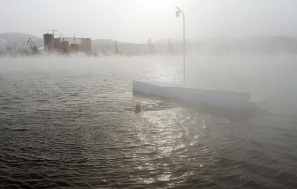 التدريب والتحضير للمسابقة الشتوية للسباحة في مياه النهر لأعضاء مركز ميغابولوس للسباحة الباردة في نهر ينيسي في درجة حرارة الهواء أقل من 20 درجة تحت الصفر في كراسنويارسك الروسية - سبوتنيك عربي
