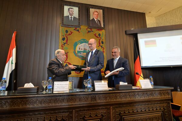 وفد ألماني يبحث بدمشق عودة المهجرين ورفع العقوبات: سوريا كألمانيا بعد الحرب (صور) وفد ألماني يبحث بدمشق عودة المهجرين ورفع العقوبات: سوريا كألمانيا بعد الحرب (صور) - سبوتنيك عربي