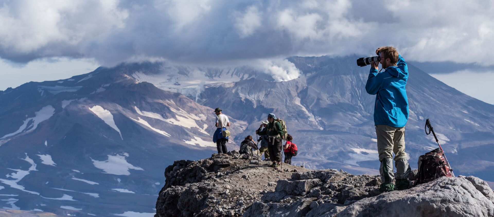 سياح ينظرون على بركان موتنوفسكي من أعلى قمة بركان غوريلوفو في كامتشاتكا الروسية - سبوتنيك عربي, 1920, 27.12.2020