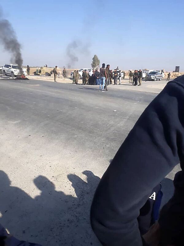 متظاهرون يقطعون طريق الحسكة ــ دير الزور احتجاجا على اعتقال مواطن وابنته - سبوتنيك عربي