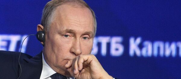 الرئيس الروسي فلاديمير بوتين خلال المنتدى الاستثماري روسيا تنادي  - سبوتنيك عربي