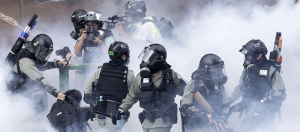 اعتقالات المحتجين من قبل الشرطة في هونغ كونغ، 18 نوفمبر 2019 - سبوتنيك عربي