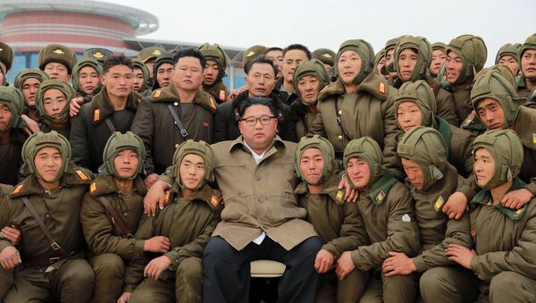 زعيم كوريا الشمالية كيم جونغ أون يلتقط صورة جماعية مع اللقوات الجوية الكورية الشمالية، 18 نوفمبر 2019 - سبوتنيك عربي