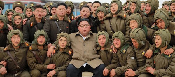 زعيم كوريا الشمالية كيم جونغ أون يلتقط صورة جماعية مع اللقوات الجوية الكورية الشمالية، 18 نوفمبر 2019 - سبوتنيك عربي
