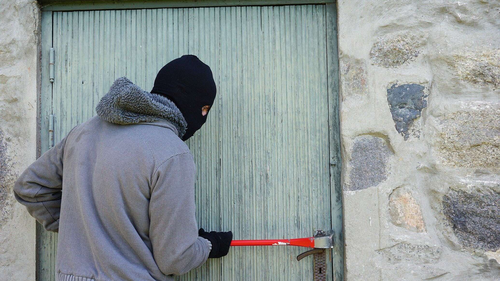 بطريقة "تفاوضية"... لص مقنع يسطو على متجر في العاصمة اللبنانية بيروت