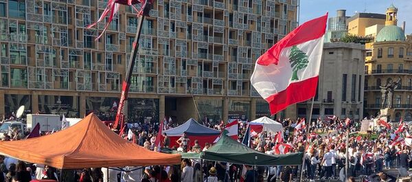 لبنان يحيي ذكرى استقلاله بعرض رمزي والمتظاهرون يحتفلون بعرض مدني - سبوتنيك عربي