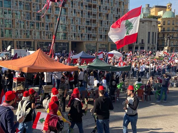لبنان يحيي ذكرى استقلاله بعرض رمزي والمتظاهرون يحتفلون بعرض مدني... فيديو وصور - سبوتنيك عربي
