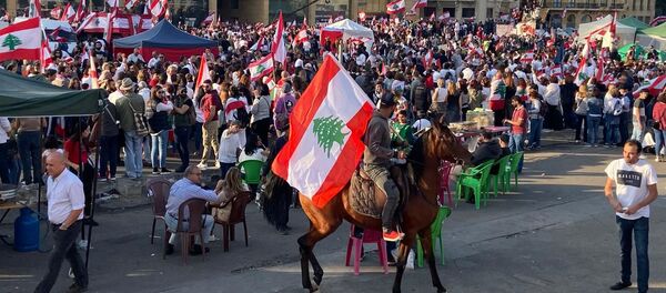 لبنان يحيي ذكرى استقلاله بعرض رمزي والمتظاهرون يحتفلون بعرض مدني - سبوتنيك عربي