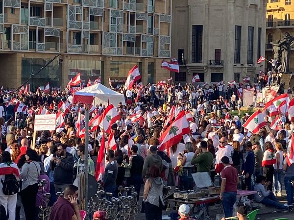 لبنان يحيي ذكرى استقلاله بعرض رمزي والمتظاهرون يحتفلون بعرض مدني... فيديو وصور - سبوتنيك عربي