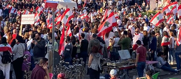 لبنان يحيي ذكرى استقلاله بعرض رمزي والمتظاهرون يحتفلون بعرض مدني - سبوتنيك عربي