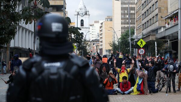 متظاهرون في العاصمة الكولومبية بوغوتا  - سبوتنيك عربي