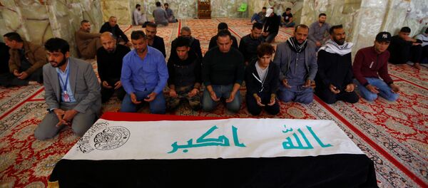 مشيعون يصلون بجوار نعش أحد المتظاهرين الذين قُتلوا في احتجاجات مناهضة للحكومة في الناصرية أثناء تشييع جنازته في النجف مشيعون يصلون بجوار نعش أحد المتظاهرين الذين قُتلوا في احتجاجات مناهضة للحكومة في الناصرية أثناء تشييع جنازته في النجف - سبوتنيك عربي