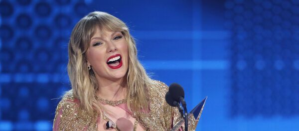 المطربة الأمريكية تايلور سويفت في حفل جوائز الموسيقى الأمريكية، 24 نوفمبر/تشرين الثاني 2019 - سبوتنيك عربي