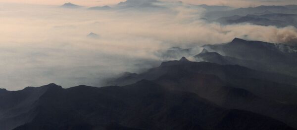 دخان متصاعد من حرائق الغابات في جبال شمال ويلز دخان متصاعد من حرائق الغابات في جبال شمال ويلز - سبوتنيك عربي