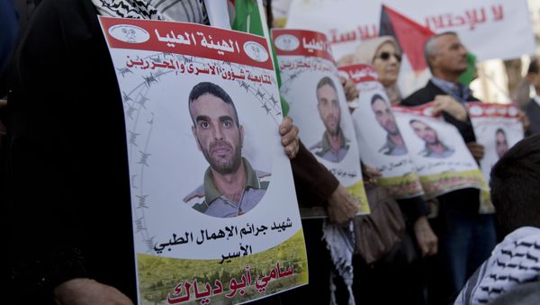 المتظاهرون يرفعون الأعلام الفلسطينية ويحملون صورًا لصور الأسير الفلسطيني في السجن الإسرائيلي سامي أبو دياك الذي توفي بالسجن المتظاهرون يرفعون الأعلام الفلسطينية ويحملون صورًا لصور الأسير الفلسطيني في السجن الإسرائيلي سامي أبو دياك الذي توفي بالسجن - سبوتنيك عربي