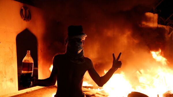 متظاهرون يحرقون مقر القنصلية الإيرانية في النجف - سبوتنيك عربي
