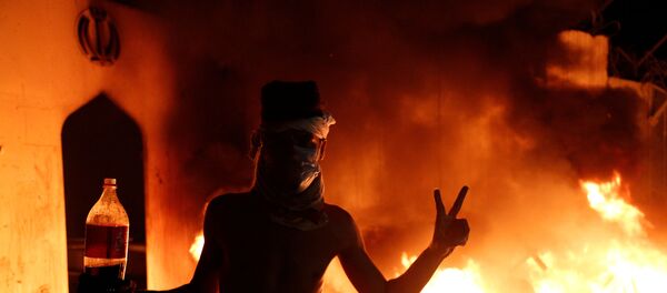 متظاهرون يحرقون مقر القنصلية الإيرانية في النجف - سبوتنيك عربي