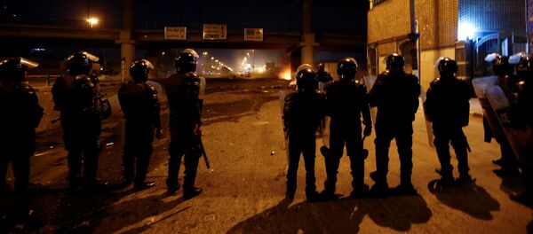 أفراد من شرطة مكافحة الشغب خلال الاحتجاجات المستمرة المناهضة للحكومة في النجف - سبوتنيك عربي