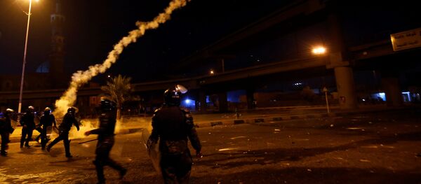 أفراد من شرطة مكافحة الشغب خلال الاحتجاجات المستمرة المناهضة للحكومة في النجف - سبوتنيك عربي