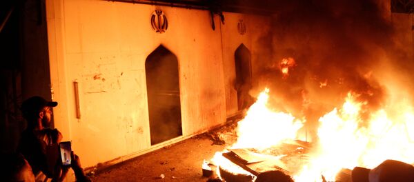 المتظاهرون في العراق يقتحمون القنصلية الإيرانية في النجف ويحرقون المبنى - سبوتنيك عربي