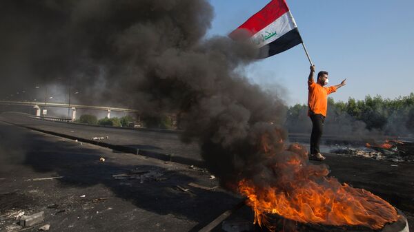 متظاهر عراقي في مدينة البصرة - سبوتنيك عربي