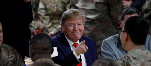 الرئيس الأمريكي دونالد ترامب يتناول طعام العشاء مع القوات الأمريكية في حفل عشاء عيد الشكر خلال زيارة مفاجئة في قاعدة باغرام الجوية في أفغانستان، 28 نوفمبر/تشرين الثاني 2019 - سبوتنيك عربي