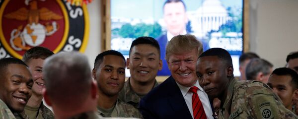 الرئيس الأمريكي دونالد ترامب يلتقط صورة تذكارية مع القوات الأمريكية خلال زيارة مفاجئة لقاعدة باغرام الجوية في أفغانستان، 28 نوفمبر/تشرين الثاني 2019 - سبوتنيك عربي