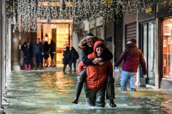 سياح خلال فياضانات البندقية، إيطاليا 24 نوفمبر 2019 - سبوتنيك عربي