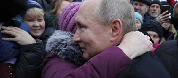 الرئيس الروسي فلاديمير بوتين يعانق مواطنة في مدينة سان بطرسبورغ بعد مراسم افتتاح نصب تذكاري للكاتب والناشط الاجاتماعي دانيال غرانين، روسيا 27 نوفمبر 2019 الرئيس الروسي فلاديمير بوتين يعانق مواطنة في مدينة سان بطرسبورغ بعد مراسم افتتاح نصب تذكاري للكاتب والناشط الاجاتماعي دانيال غرانين، روسيا 27 نوفمبر 2019 - سبوتنيك عربي