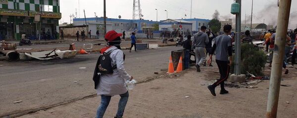 المتظاهرون يجمعون أغلفة الطلقات أثناء المظاهرات في ذي قار العراقية المتظاهرون يجمعون أغلفة الطلقات أثناء المظاهرات في ذي قار العراقية - سبوتنيك عربي