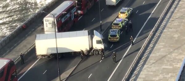 إطلاق النار على مشتبه به طعن شخصا عند جسر لندن - سبوتنيك عربي