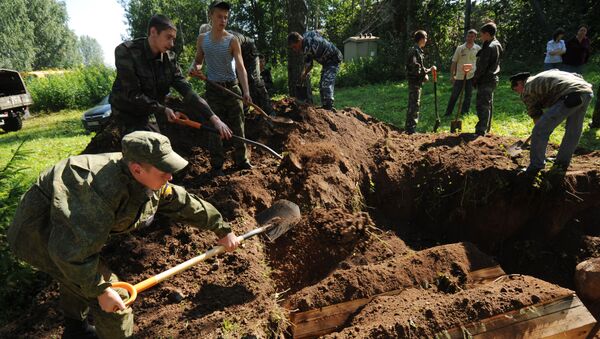 إعادة دفن جنود الحرب العالمية الثانية في منطقة نوفغورود - سبوتنيك عربي