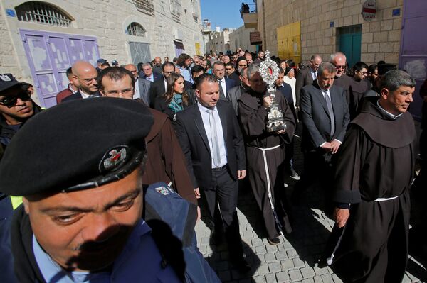 بعد أكثر من 2000 عام... قطعة من مزود المسيح تعود إلى بيت لحم - سبوتنيك عربي