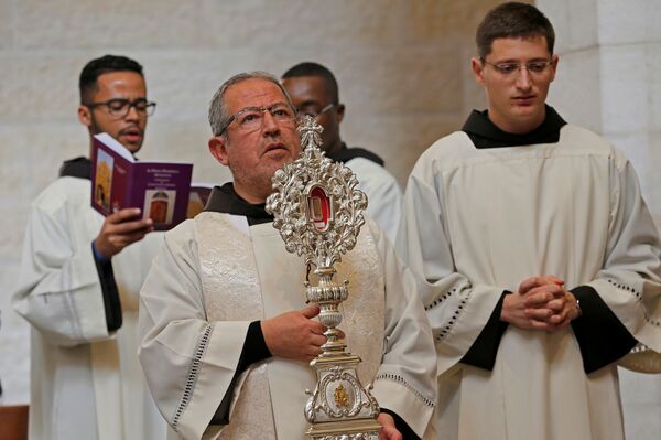 بعد أكثر من 2000 عام... قطعة من مزود المسيح تعود إلى بيت لحم - سبوتنيك عربي