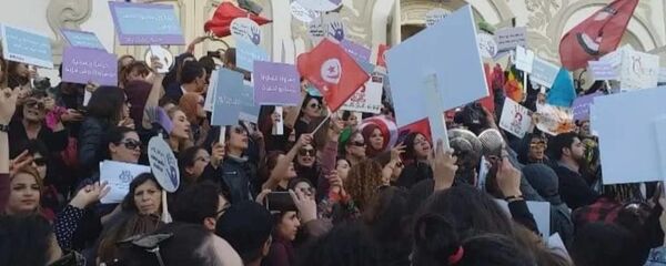 مشاركون في انتفاصة أنا زادة في تونس لمناهضة العنف المسلط على المرأة - سبوتنيك عربي
