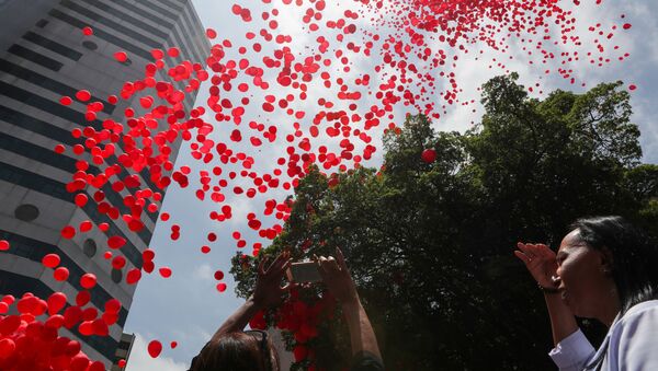إطلاق البالونات الحمراء قبل يوم الإيدز العالمي في مستشفى إميليو ريباس في ساو باولو - سبوتنيك عربي