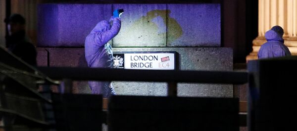 ضباط الطب الشرعي بالقرب من موقع حادث في جسر لندن في لندن - سبوتنيك عربي