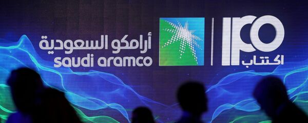 علامة أرامكو السعودية تظهر على الشاشة في المؤامر الصحفي لشركة النفط الحكومية العملاقة في الظهران - سبوتنيك عربي