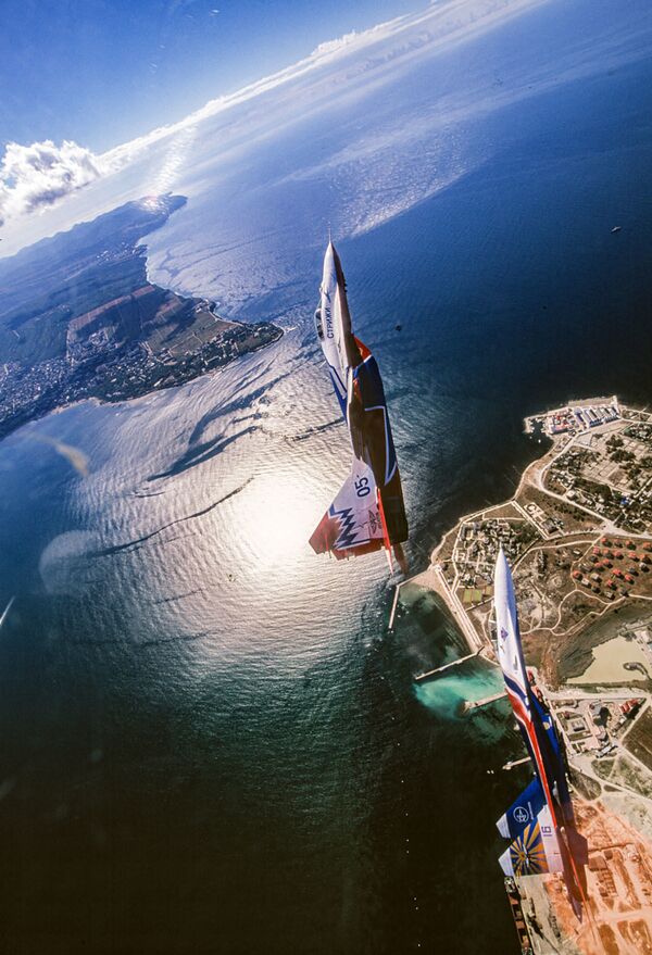 تسع طائرات من فرقتي الاستعراض الجوي الفرسان الروس وستريجي، غليندجيك عام 2006 - سبوتنيك عربي