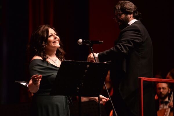 شراكة الحب والفن... الزوجان بسيليس وكويفاتي يشعلان أوبرا دمشق... فيديو وصور - سبوتنيك عربي