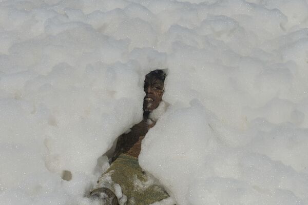رغوة سامة تجذب عشرات الأشخاص لالتقاط السيلفي... فيديو وصور رغوة سامة تجذب عشرات الأشخاص لالتقاط السيلفي... فيديو وصور - سبوتنيك عربي